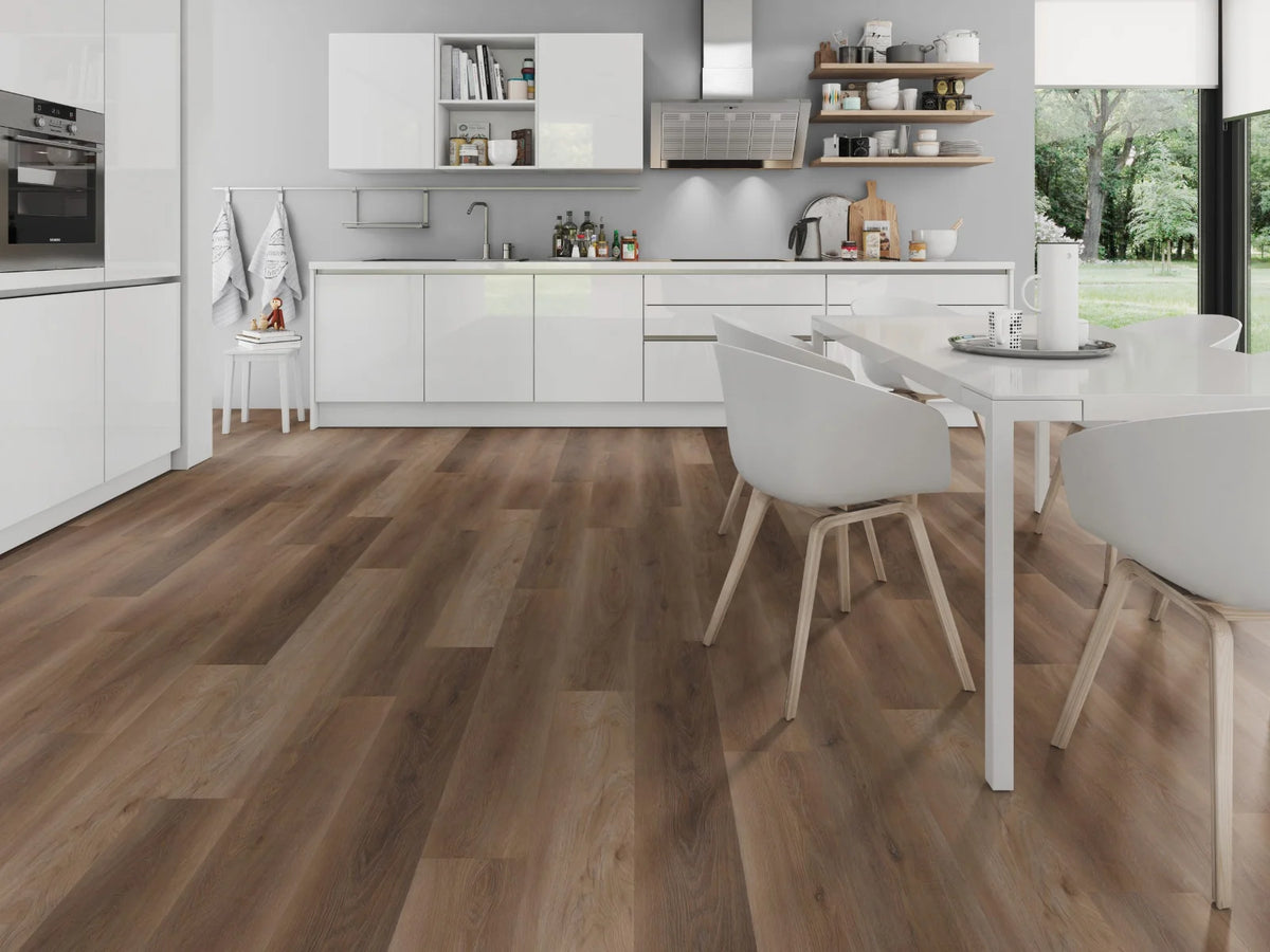 Naturel Notenhout klik PVC plank (Oneflor Walnut Natural, rigid klik 6 mm) in een interieur – sfeerfoto 1