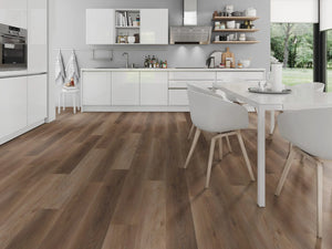 Naturel Notenhout klik PVC plank (Oneflor Walnut Natural, rigid klik 6 mm) in een interieur – sfeerfoto 1