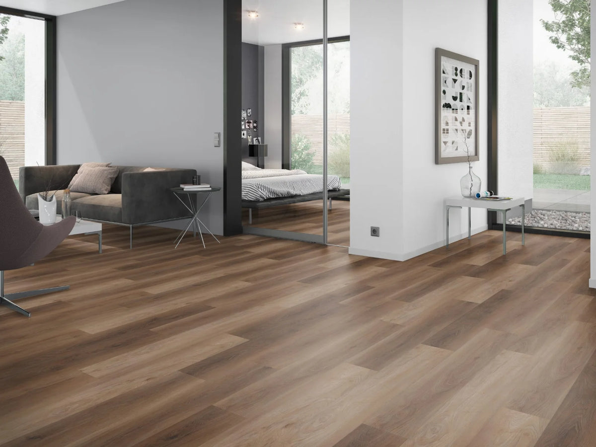 Naturel Notenhout klik PVC plank (Oneflor Walnut Natural, rigid klik 6 mm) in een interieur – sfeerfoto 2