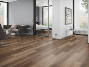 Naturel Notenhout klik PVC plank (Oneflor Walnut Natural, rigid klik 6 mm) in een interieur – sfeerfoto 2