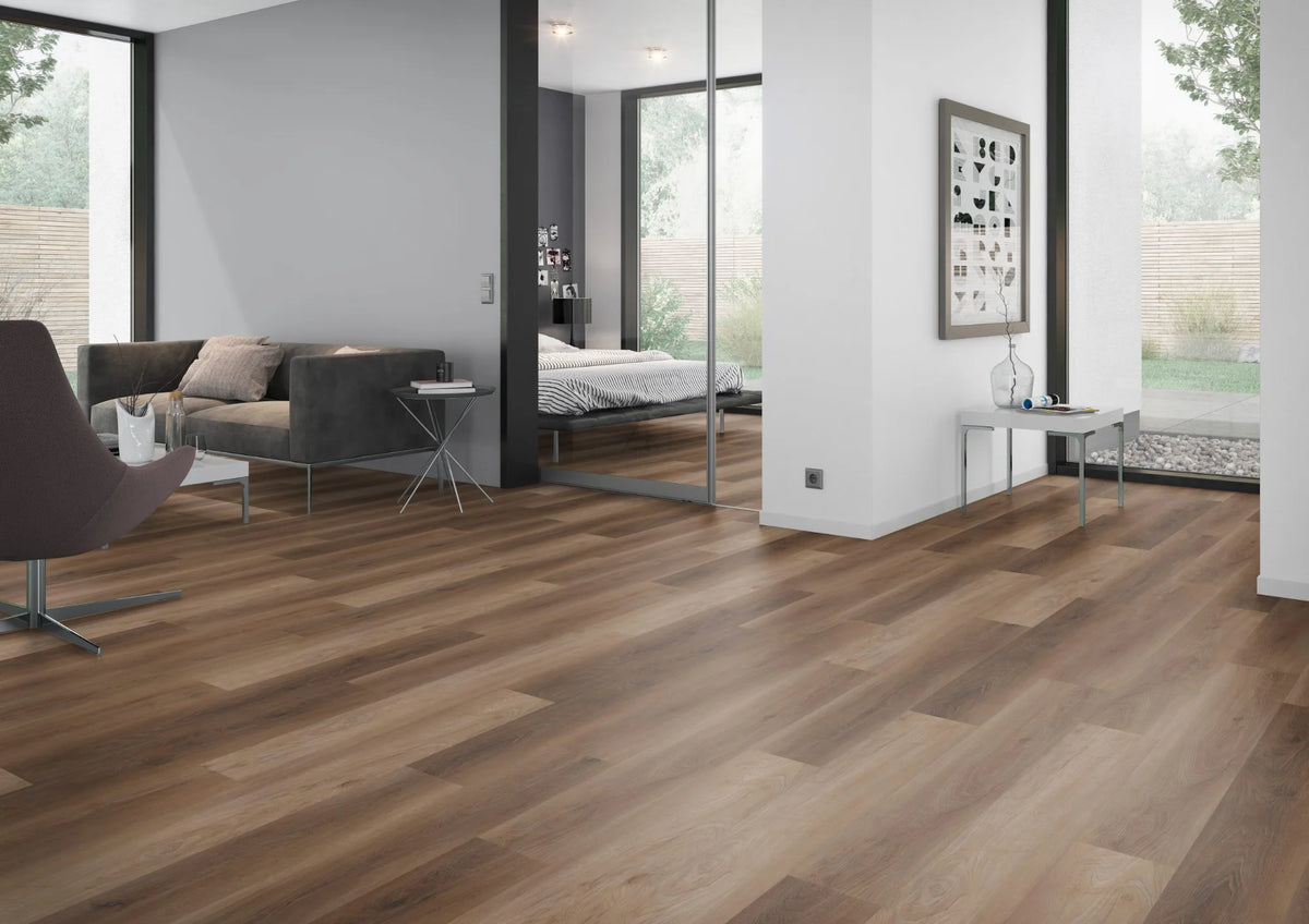 Naturel notenhout PVC plank vloer (Oneflor Walnut Natural) gelegd in een interieur – sfeerfoto 1
