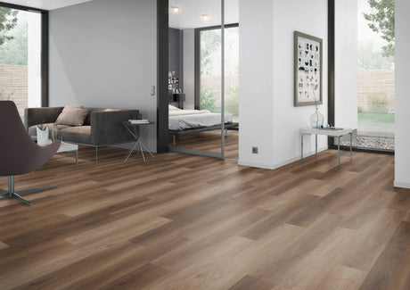 Naturel notenhout PVC plank vloer (Oneflor Walnut Natural) gelegd in een interieur – sfeerfoto 1