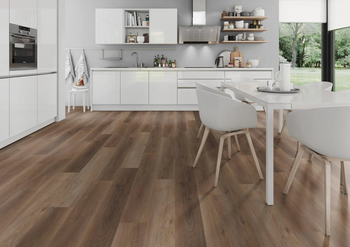 Naturel notenhout PVC plank vloer (Oneflor Walnut Natural) gelegd in een interieur – sfeerfoto 2