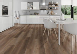 Naturel notenhout PVC plank vloer (Oneflor Walnut Natural) gelegd in een interieur – sfeerfoto 2
