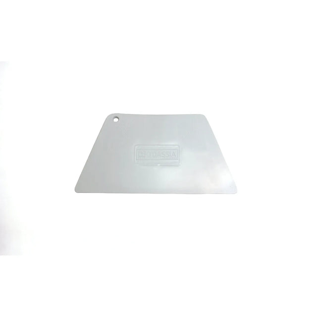 Plastic plamuurspatel voor het veilig doseren van decoratieve wandafwerking.