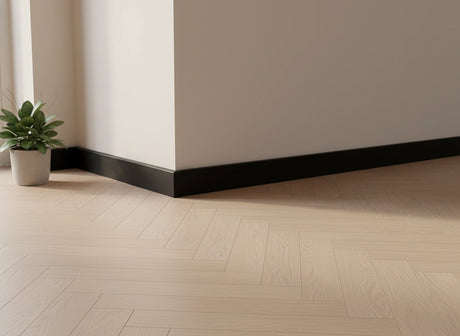 Moderne mat zwarte blokplint van 16mm dik in verschillende hoogtematen voor een industrieel interieur.