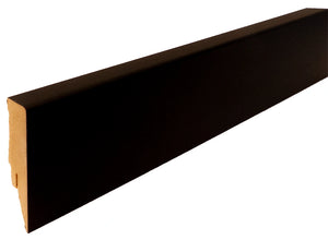 Moderne mat zwarte blokplint van 16mm dik in verschillende hoogtematen voor een industrieel interieur.