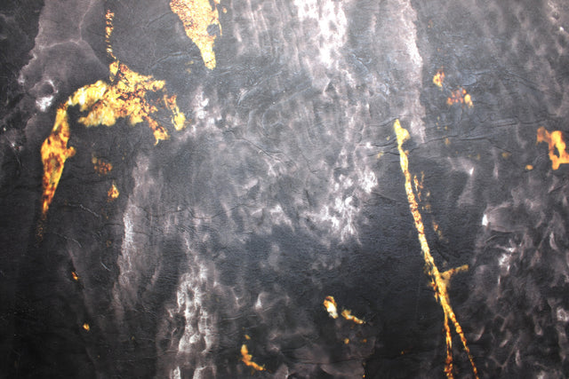 Luxe mat zwart PVC wandpaneel Marmerlook Toscane met gouden aders en witte mist voor een naadloze, waterdichte wandafwerking.