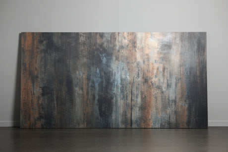 Exclusief design wandpaneel Midnight Masterpiece met abstracte donkere kleurenmix en gouden/diepblauwe accenten.