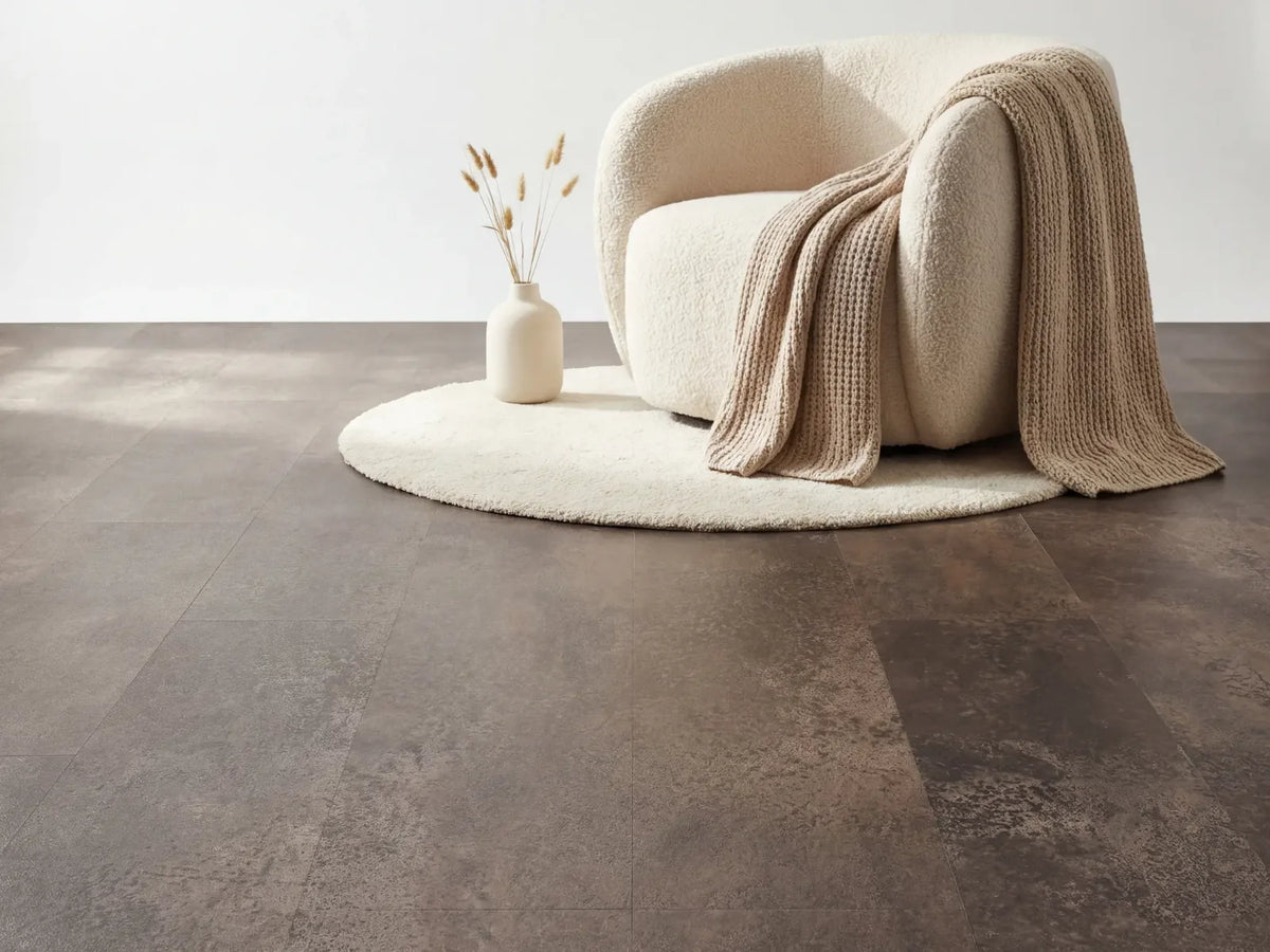 Yarenza Aura Terrena Fusca PVC Tegel Dryback 2,5 mm Taupe Betonlook - foto 3