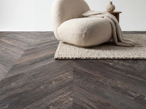 Yarenza Lux Tenebrae Hongaarse Punt Charred Black Oak PVC Hongaarse Punt Dryback 2,5 mm Zwart Gebrand Eiken
